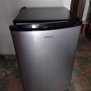 Vendo mini bar Whirlpool. De bajo consumo eléctrico - Img 56389341