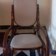 Vendo comadrita antigua o sillón mediano de madera y tapizado antiguo, bien conservado. Me ajusto. - Img 56860482