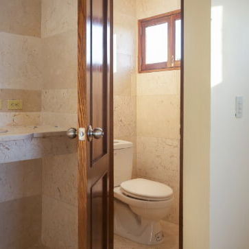 🏠 Casa De Renta En Playa Baracoa. 💵 Precio: 30 usd por habitación(5 habitaciones en total).💡 Tiene paneles solares - Img 126218846