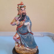 Adorno de porcelana china de 20 cm de alto (Guan Yu una de las figuras más veneradas en la cultura y la historia china) - Img 54873122