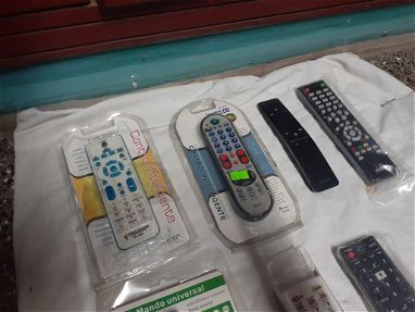 Vendo mandos de TV de distintas marcas y modelos y mandos universales de Tv - Img main-image