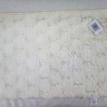 Alfombra rombo Antideslizante  Precio: 9 USD  Disfruta de una sensación de suavidad y confort en cada paso - 3/4