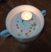 Velas blancas de té, flotan en el agua - Img 49269853