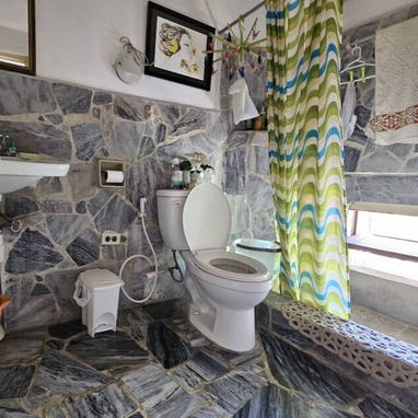 VENTA O PERMUTA DE APARTAMENTO CAPITALISTA CON 2 NIVELES, 2 APARTAMENTOS EN 1 PROPIEDAD CON VISTAS AL MAR Y A LA CIUDAD. - 7/10