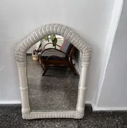 Vendo espejo con marco de mimbre blanco en 100 USD - Img 50388760