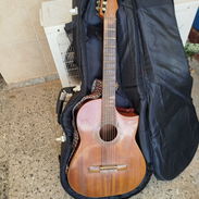 Guitarra acústica con su estuche - Img 58416245