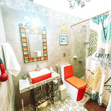 🏠 Apartamento de renta en La Habana Vieja. 🛏️ Tiene 3 habitaciones climatizadas. 📱Reservas: +5355149761 - 4/10