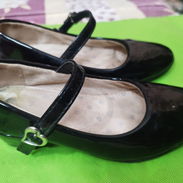 En venta un par de zapatos de vestir para niña - Img 54185029