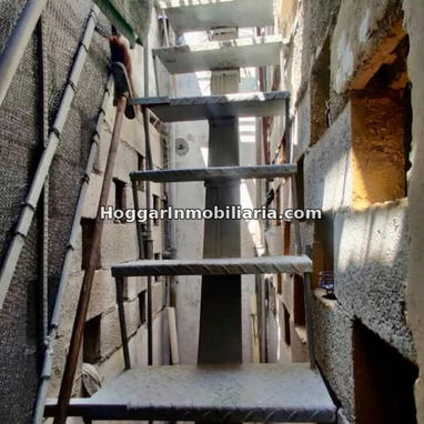 GG-176. ¡APARTAMENTO IMPECABLE DE 2 CUARTOS EN EL CERRO CON GRAN TERRAZA PRIVADA EN AZOTEA Y HERMOSA - 9/10