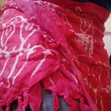 Pareo corto con flecos nuevo. Color rosa fucsia con estampado blanco. - 2/2