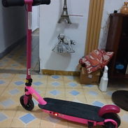 Scooter eléctrico 🛴 de poco uso con su cargador. 80 USD. wa.me/54298473. - Img 58181325