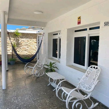 🏠 Alquiler de Casa En Guanabo.💡 Tiene Paneles Solares. 👥Capacidad para 12 personas.📱 Reserva: +5355149761 - 8/10