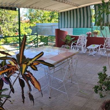Alquiler por tiempo indefinido en La Habana. Apartamento en Nuevo Vedado con wifi y respaldo energético – 1 hab, terraza - Img 119583497