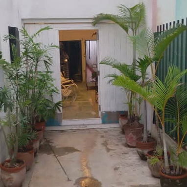 Hermosísima casa de tres plantas en el Sevillano, cercana a 10 de Octubre y a la Ave Acosta!!! - Img 110896179