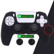 FORROS NEGROS ENGOMADOS PARA MANDOS DE PS5. PROTEGE TU MANDO DE SUDOR, POLVO Y MAS. EXCELENTE AGARRE - Img 50266342