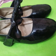 En venta un par de zapatos negros para niña - Img 54190523