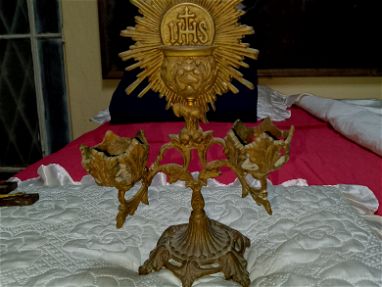 Candelabro y crucufijo de bronce utilizados para fines litúrgicos en perfecto estado de conservación. - Img 65646214
