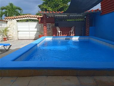 Renta casa de 8 habitaciones,8 baños,minibar,sala, cocina, piscina, barbecue en Guanabo - Img 64790681