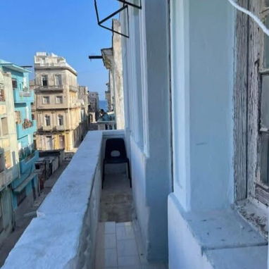 🏡*128_Se vende apto en centro Habana en un Edif Capitalista en un 2do piso*  🗺*Pto de Ref :Cerca del Hospital Ameijeir - 9/10