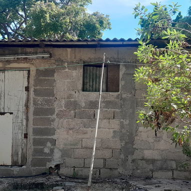 Se vende casa con terreno - 3/4