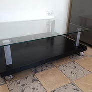 Mesa de cristal con ruedas para juego de sala - Img 55652836