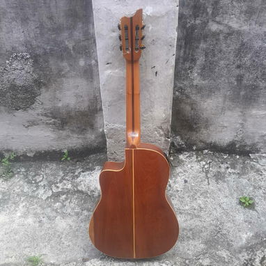 Guitarra con sistema electroacústico y estuche incluido - Img 126044226