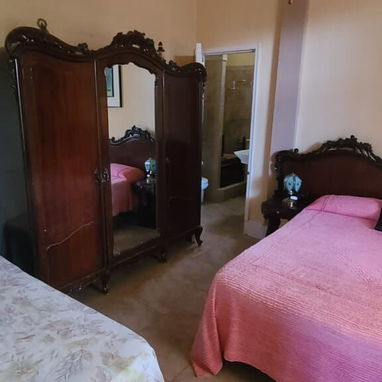 Se vende una casa neocolonial en zona muy céntrica de Morón - Img 120437096