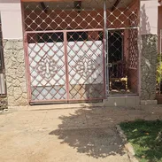 Vendo casa en Buenavista Playa, a una cuadra de la Avenida 19. Placa libre, puerta calle. - Img 57546053