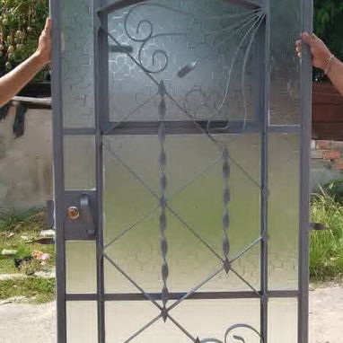 Se hacen trabajos de herrería ventanas🪟,rejas de seguridad y puertas🚪 con cristale  con su  Yale ya puesto . Transport - 3/10