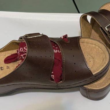zapatos negros cerrados de tacón, SANDALIAS Y TENIS - 6/9