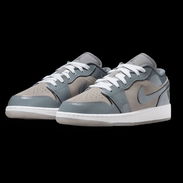 (X)  Zapatillas Air Jordan 1 Low en tonos grises con acabado brillante  $84.00 - Img 57074067