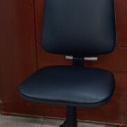 Se vende silla giratoria para oficina escritorio y computadora - Img 45312437