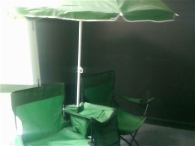 Vendo sombrillas con sillas (azul y verde ) y sonbrillas con sillas independiente y tumbonas - Img 67829636