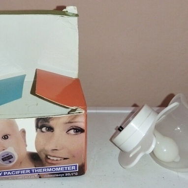 Vendo pomos con sus teteras, teteras, termómetros digitales y set de cepillo, peine y corta uñas para bebés - Img 118042479
