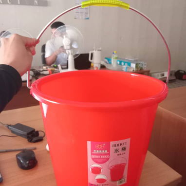 CUBO DE PLÁSTICO CON ASA METÁLICA - 2/7