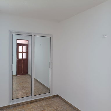 Carpinteria Marqueteria de aluminio y cristal puertas ,ventanas , closet , Bajos de meseta ,paños fijos y más - Img 125745391