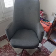 Vendo butaca de oficina importada de uso de color gris con ruedas y 2 sillas. - Img 56733146