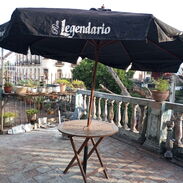 Sombrilla negra para terraza con mesa - Img 44538411