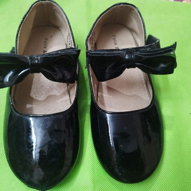 En venta un par de zapatos negros para niña - Img 115881055