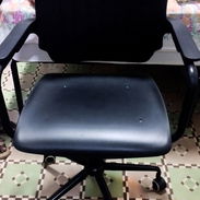 Silla con base metálica ,resistente y estable. Cromada con ruedas giratorias 360°, espalda acolchonada. 60 usd. Marianao - Img 56506945