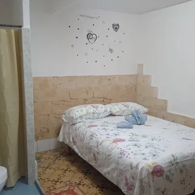 🏡*$22.000usd AJUSTABLES. En venta hostal (BAJOS) en Centro Habana*  🚘  *Posibilidad de parqueo detras de la casa.*   * - 6/10