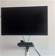 Televisor pantalla plana de 32 pulgadas con la cajita y todo el televisor tiene su base al igual q la cajita - Img 45740278