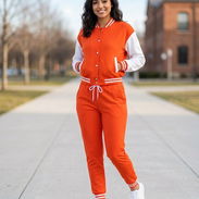 Conjunto Varsity Chic "Orange Vibes" – Estilo Universitario Talla S 25 - Img 55805807
