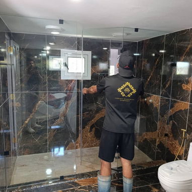 Elegir la mampara de ducha no es solo una decisión estética… es clave para la funcionalidad del baño. 🚿✨ - Img 121199855