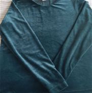 Se vende abrigo enguatada de mujer de color verde ,es como un terciopelo la tela .talla M .es de USO pero impecable. lo - Img 45768259