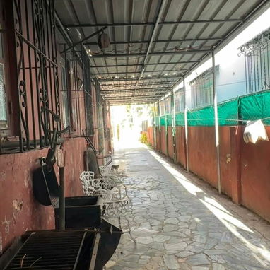*🏡 SE VENDE CASA BIPLANTA EN BAJOS – PLAYA, REPARTO LA SIERRA.*  Propiedad amplia de construcción sólida (año 1940) con - Img 122390661