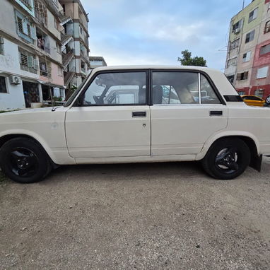 Vendo LADA 2105 , año 2001c motor 05, caja 5ta , 11/43, precio 6800 usd ,52649227 - Img 123216697
