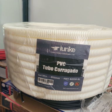 Manguera corrugada de PVC blanca, ideal para canalizar y proteger el cableado eléctrico en hogares y comercios - 2/3