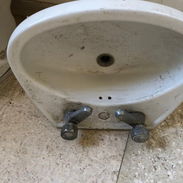 Se venden 2 juegos de lavabo y tasa sanitarias, con sifa y llave, y herraje, de uso. Buen precio. - Img 56170139