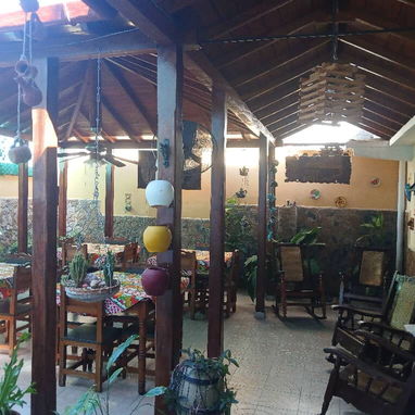 Ref # 43.En oferta con precio negociable excelente Hostal en Mariano super céntrico!!!! - Img 115666820